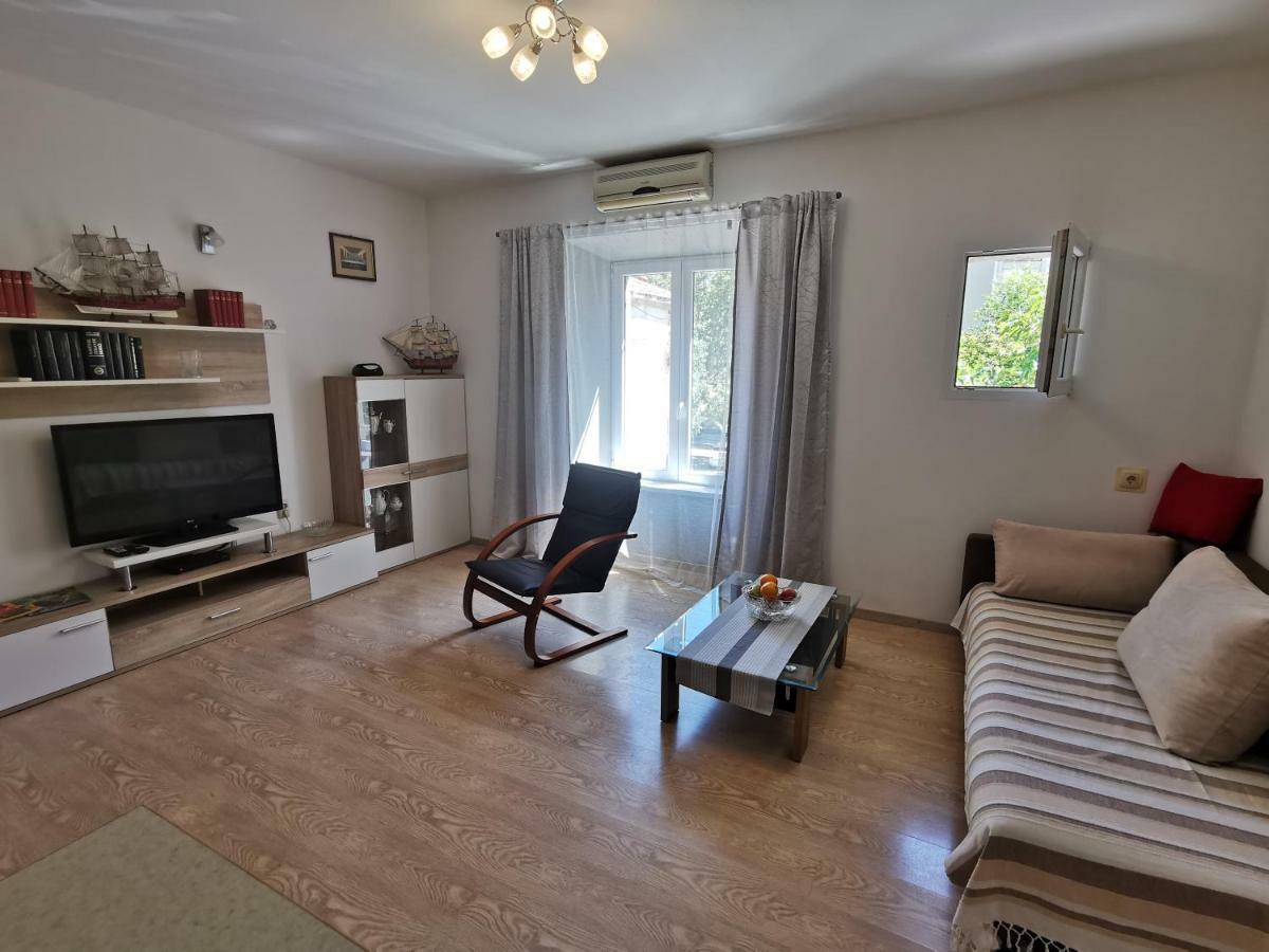 Big And Spacious Apartment In The Heart Of أوميس المظهر الخارجي الصورة