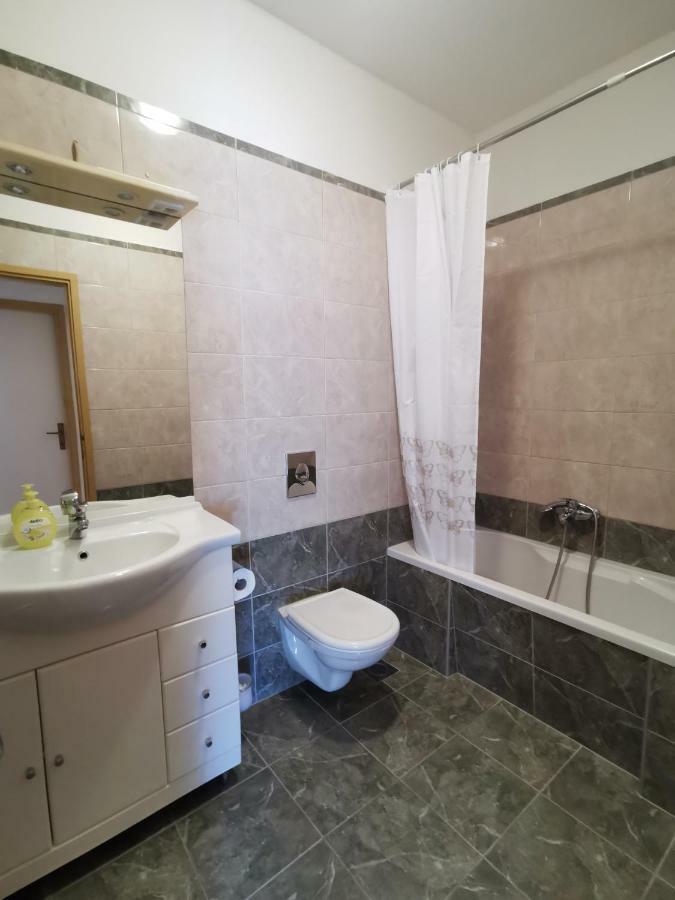 Big And Spacious Apartment In The Heart Of أوميس المظهر الخارجي الصورة