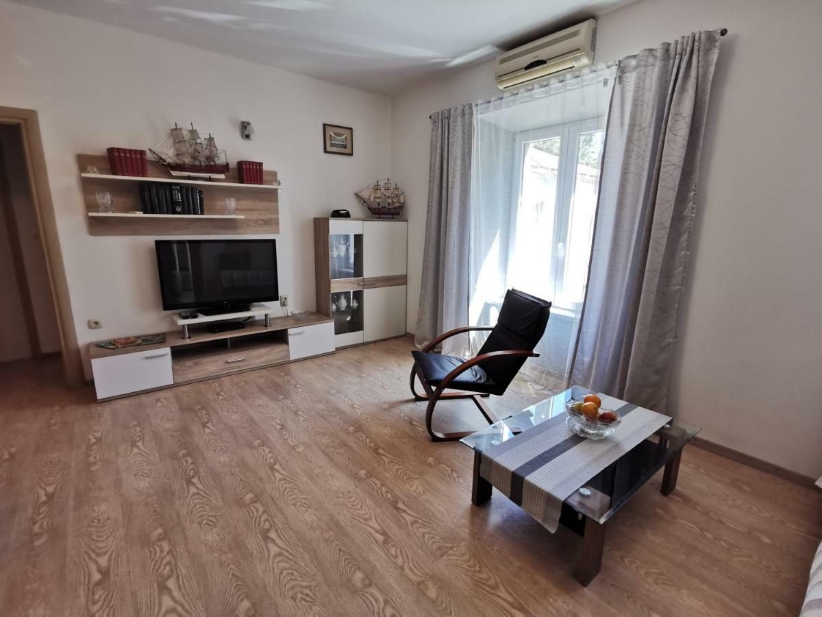 Big And Spacious Apartment In The Heart Of أوميس المظهر الخارجي الصورة