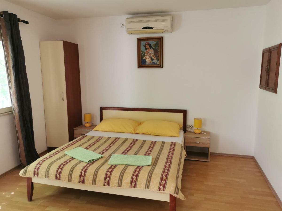 Big And Spacious Apartment In The Heart Of أوميس المظهر الخارجي الصورة